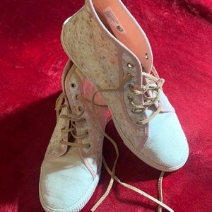Tom’s high top sneakers 8.5
